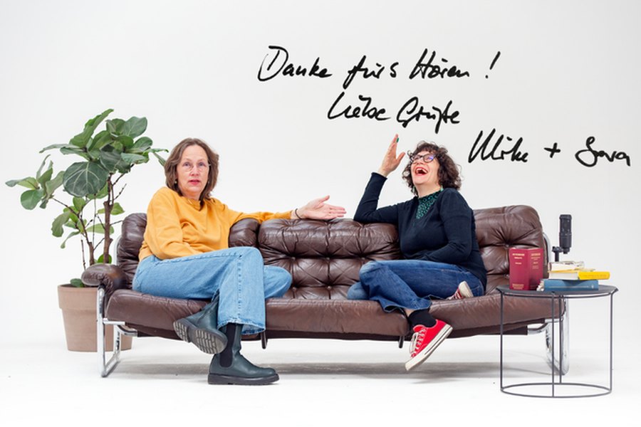 Ulrike Müller und Sara Riedel auf einem Ledersofa, Podcast Berliner Salon für Homöopathie