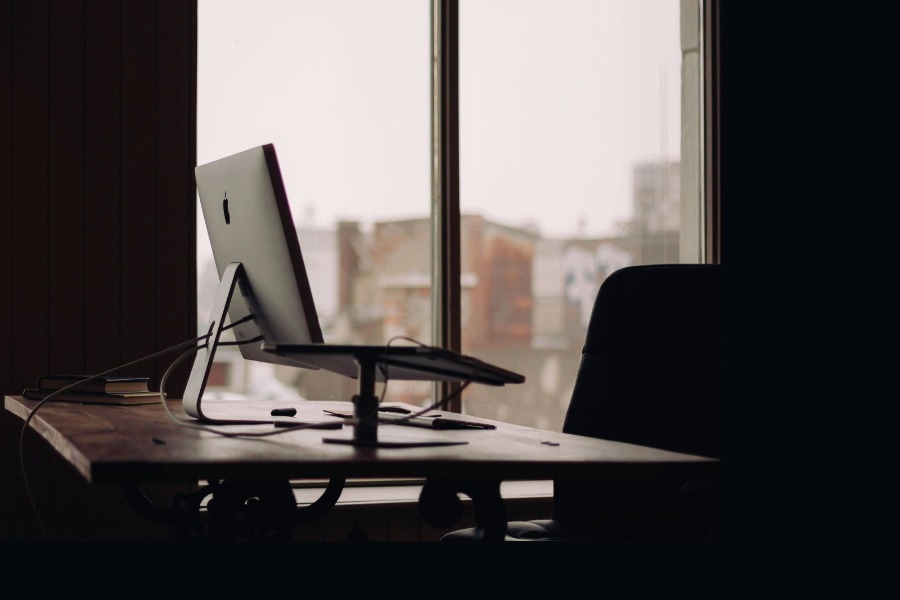 Arbeitsplatz am Fenster, Thema Selbstwert jenseits von Leistung