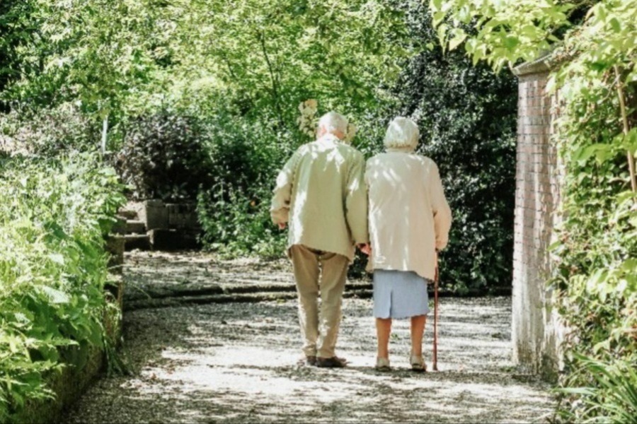 Ein älteres Paar von hinten, Sinnbild für die Bindung zu den eigenen Eltern