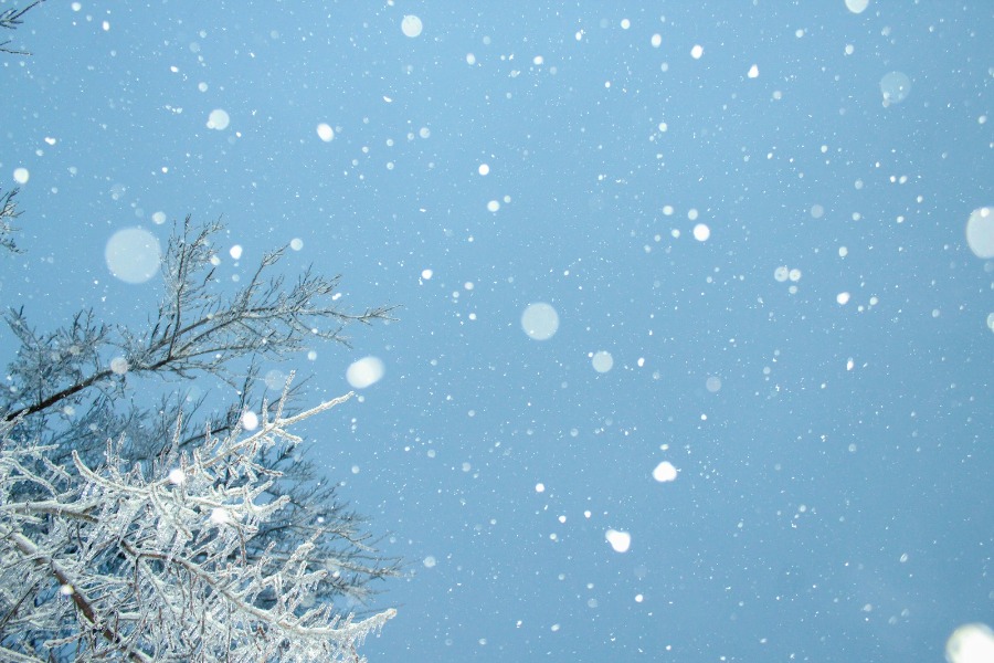 Verschneiter Wintermorgen am Fenster, Thema Herzenswünsche und Wünschen