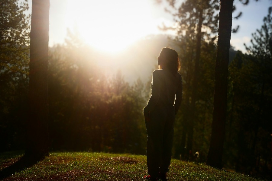 Frau in ruhiger Natur, Thema Hormone und ganzheitliche Frauengesundheit