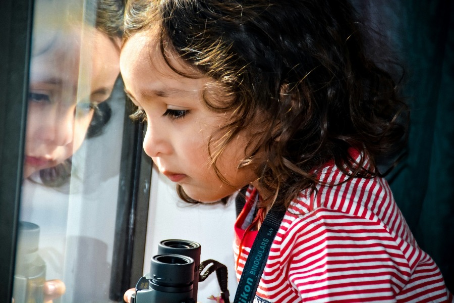 Nachdenkliches Kind am Fenster, Thema verhaltensauffällige Kinder