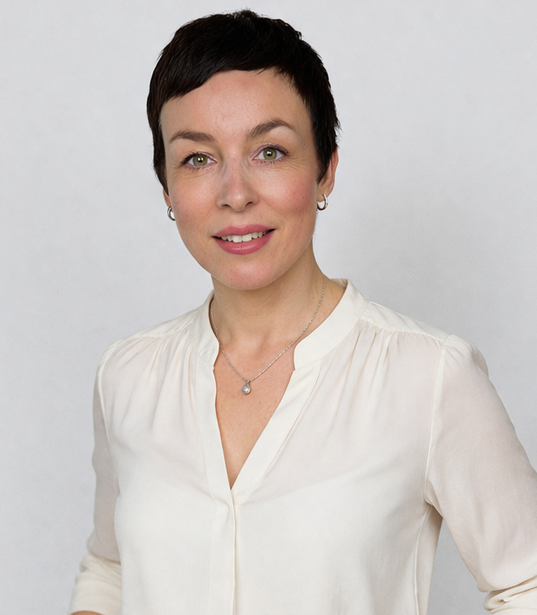 Katja Fesselmann in einem Blumenkleid mit kurzen Haaren