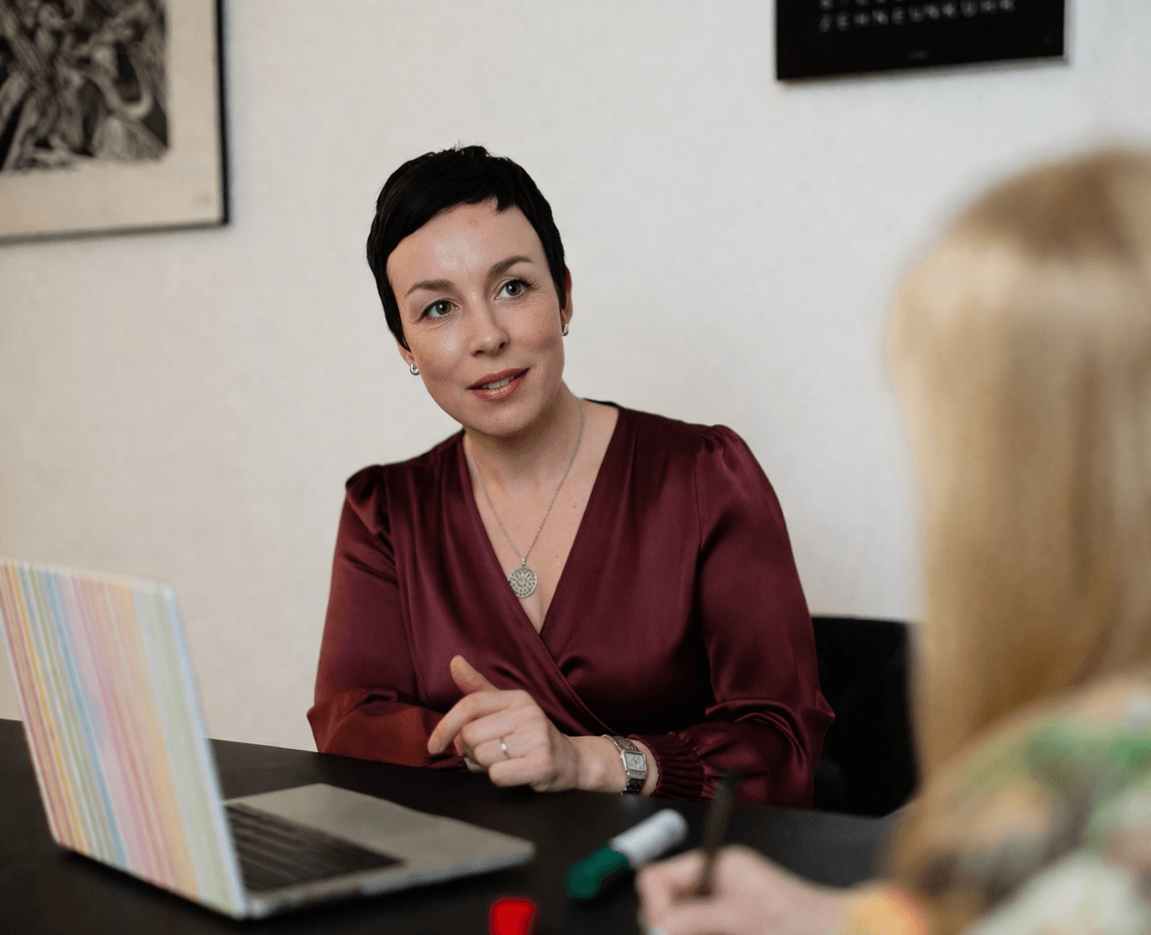 Katja Fesselmann im Gespräch vor einem Laptop mit einem Kunden