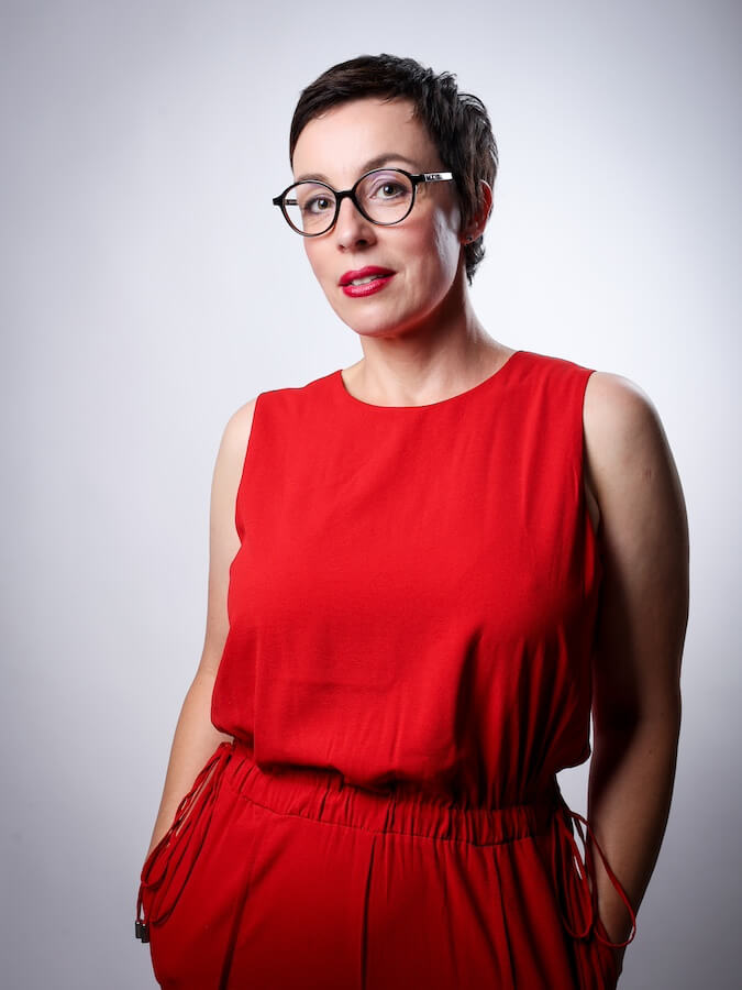 Katja Fesselmann in einem roten Kleid
